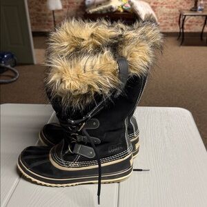 Sorel Joan of Arctic waterproof snow boots in excellent condition!